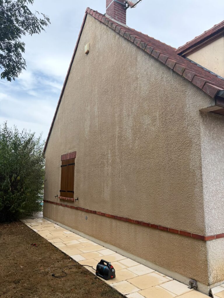 après / pignon — Pignon rendu à sa teinte beige d'origine après nettoyage de façade
